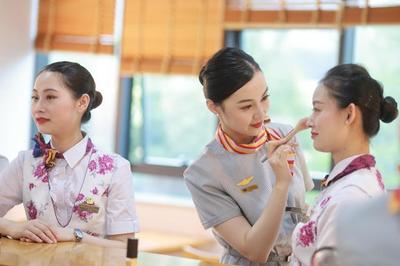 重慶:"空姐""動姐"攜手開展服務(wù)禮儀培訓備戰(zhàn)暑運